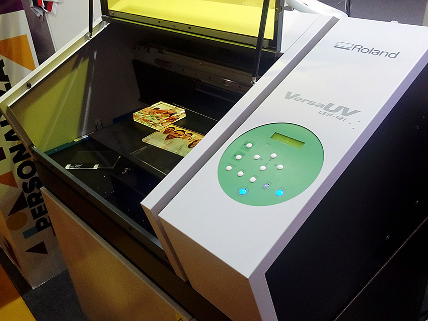 roland versauv lef 20, impresión digital metacrilato, promogift, artes gráficas salesianos atocha, alumnos 2º preimpresión digital