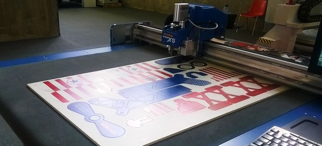 cprint, imágenesFeria, mesa corte, artes gráficas, impresión digital, madrid, visita alumnos salesianos atocha artes gráficas