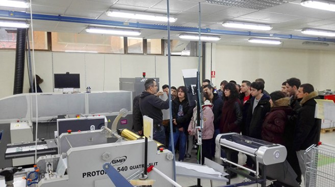 Joaquín truyol, alumnos preimpresión digital, artes gráficas, Salesianos Atocha, actividades semana técnica-cultural, barnniz 3D,  Truyol Digital