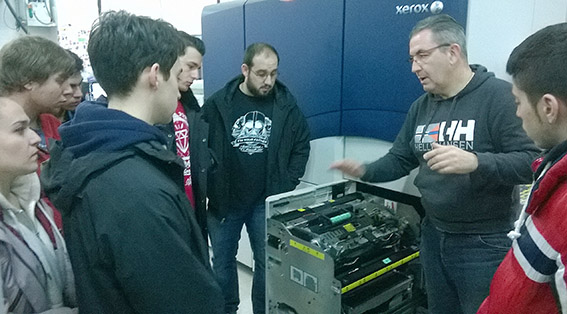 Joaquín truyol, alumnos preimpresión digital, artes gráficas, Salesianos Atocha, actividades semana técnica-cultural, Xerox IGen Fusor,  Truyol Digital