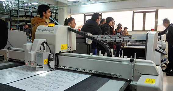 Joaquín truyol, alumnos preimpresión digital, artes gráficas, Salesianos Atocha, actividades semana técnica-cultural, mesa de corte Kongsber de Esko,  Truyol Digital