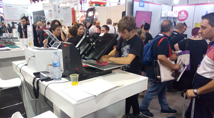 Alumnos preimpresión salesianos atocha colaborando en CPrint 2019