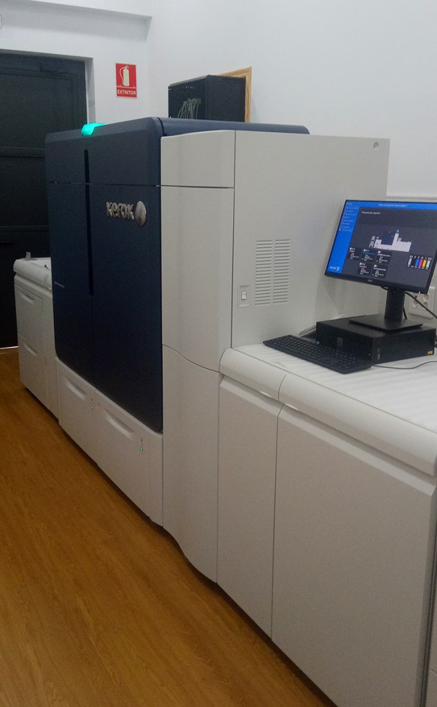 Xerox Iridesse instalada en el  Departamento de Artes Gráficas de Salesianos Atocha en Madrid 2020 Toner CMYK Plus: colores especiales Silver, Gold, White y Clear